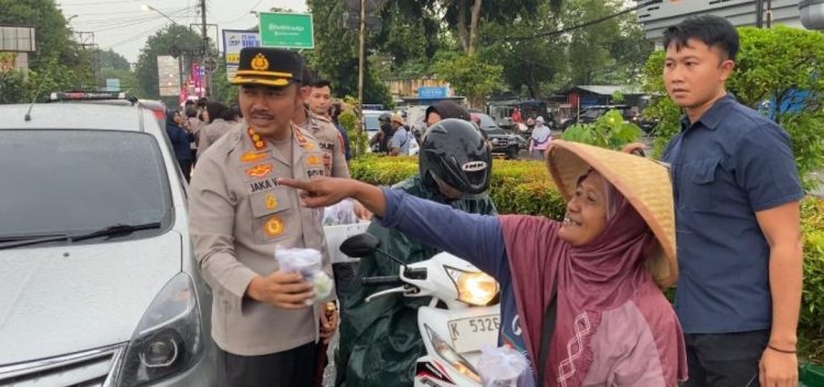 Humanis di Bulan Ramadan, Polresta Pati dan Bhayangkari Kompak Tebar Berkah Takjil Gratis