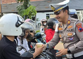 Humanis ke Pengendara! AKP Royke Noldy Berbagi Ratusan Takjil di Momen Ramadan 2026