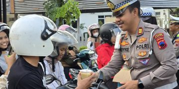 Humanis ke Pengendara! AKP Royke Noldy Berbagi Ratusan Takjil di Momen Ramadan 2026