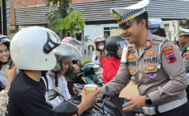 Humanis ke Pengendara! AKP Royke Noldy Berbagi Ratusan Takjil di Momen Ramadan 2026