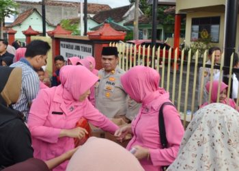 Puluhan Takjil Ludes Dibagikan Polsek Kunduran Bersama Bhayangkari
