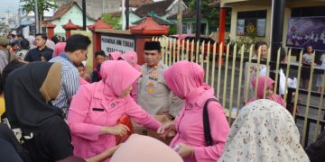 Puluhan Takjil Ludes Dibagikan Polsek Kunduran Bersama Bhayangkari