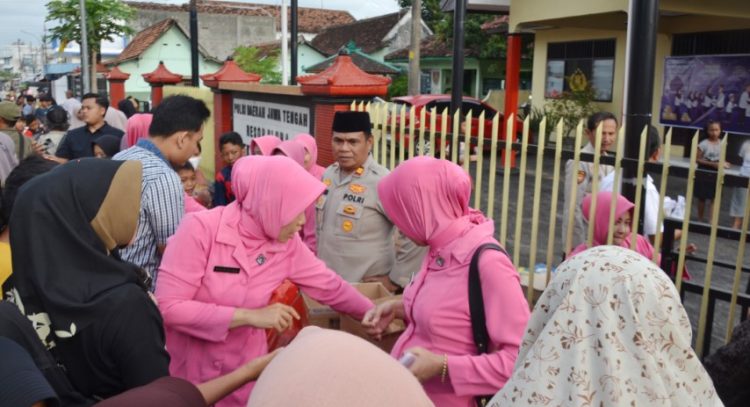 Puluhan Takjil Ludes Dibagikan Polsek Kunduran Bersama Bhayangkari
