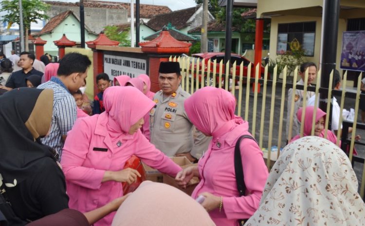 Puluhan Takjil Ludes Dibagikan Polsek Kunduran Bersama Bhayangkari