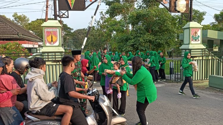 Sentuhan Ramadan Prajurit Alugoro, 2.500 Takjil Dibagikan Untuk Warga Melintas