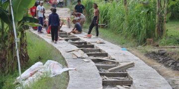 Warga Nglebak Tak Mau Menunggu, Jalan Rusak Diperbaiki