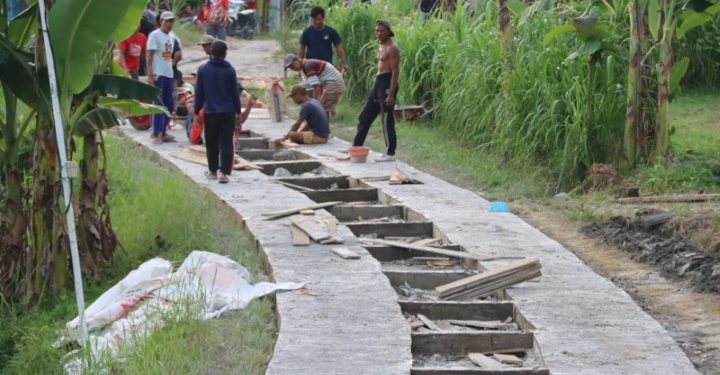 Warga Nglebak Tak Mau Menunggu, Jalan Rusak Diperbaiki