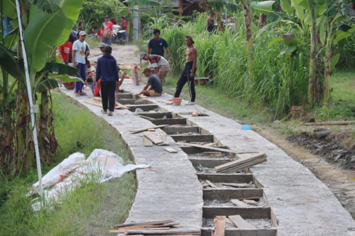 Warga Nglebak Tak Mau Menunggu, Jalan Rusak Diperbaiki