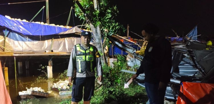 Puting Beliung Merusak Kandang Ayam, Polisi Buka Layanan Darurat 110