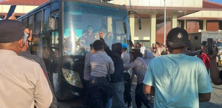 Massa Mengamuk di PN Pati! Sidang Kasus Pengeroyokan